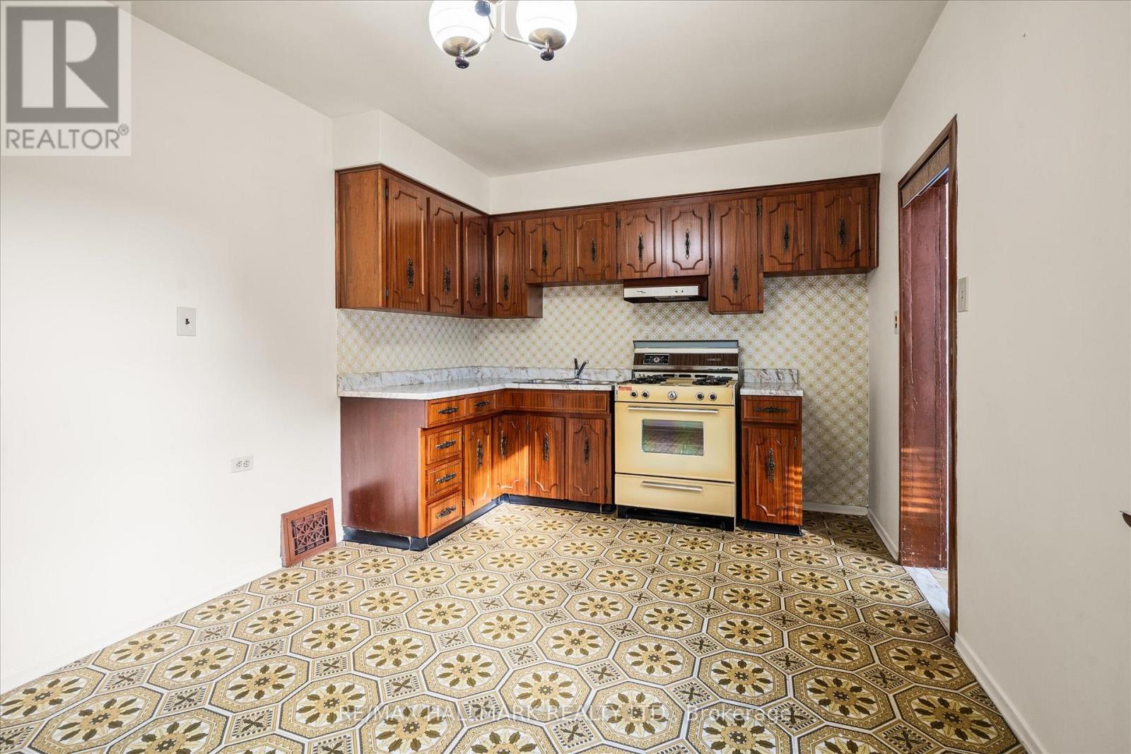 93 Nairn Avenue, Toronto, Ontario  M6E 4G9 - Photo 15 - W12462415