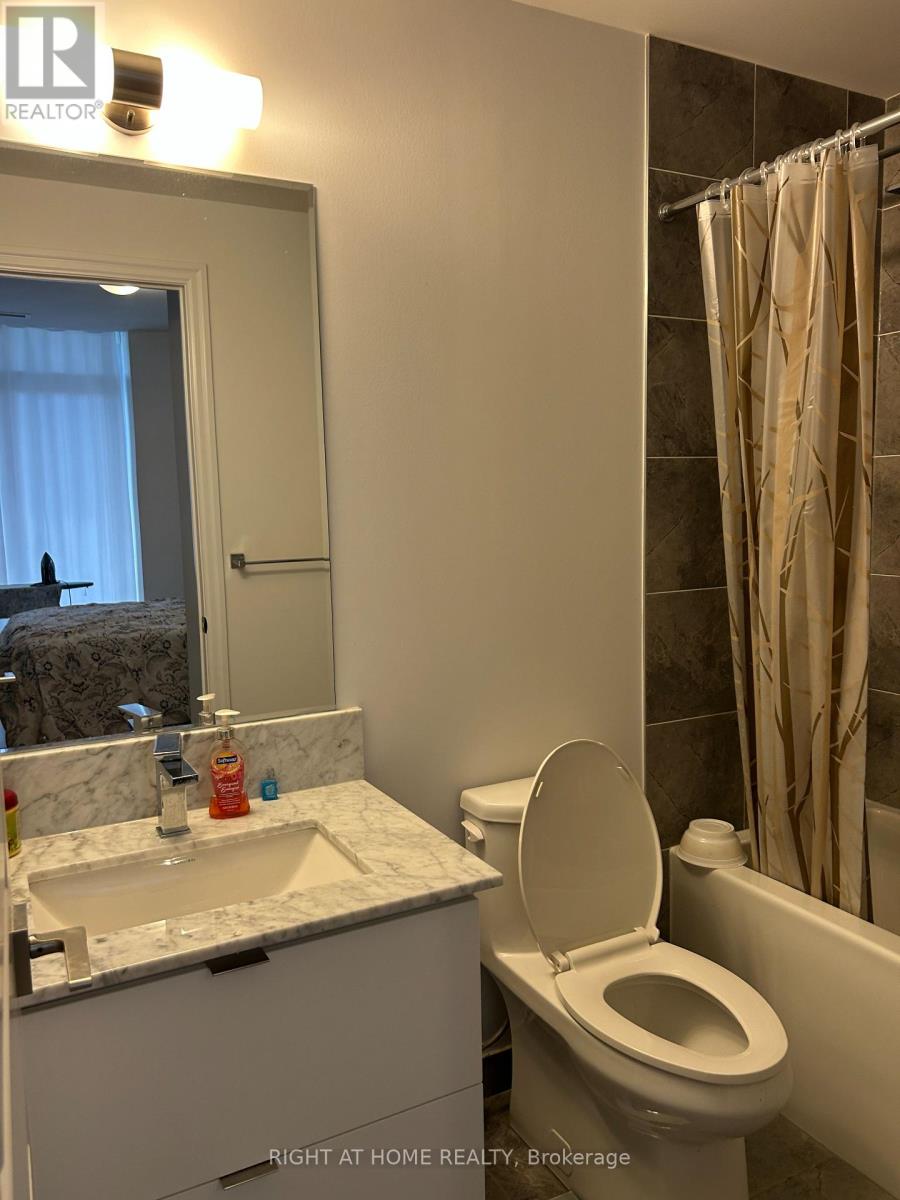 202 - 36 Elm Drive, Mississauga, Ontario  L5B 0N3 - Photo 12 - W12462423