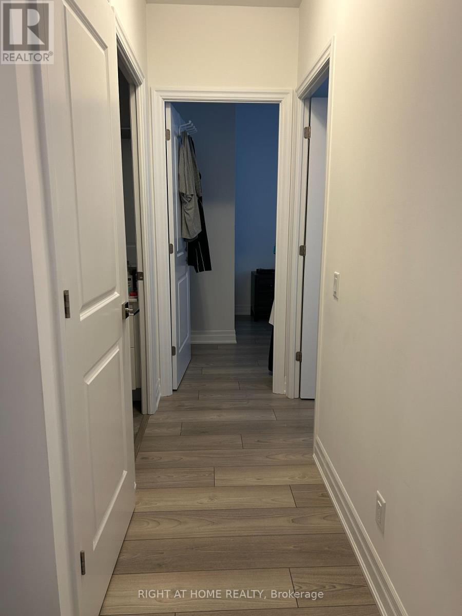 202 - 36 Elm Drive, Mississauga, Ontario  L5B 0N3 - Photo 9 - W12462423