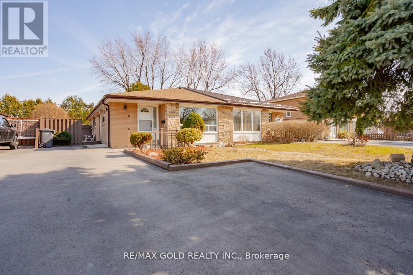 41 Danesbury Crescent, Brampton, Ontario  L6T 1T2 - Photo 1 - W12462426