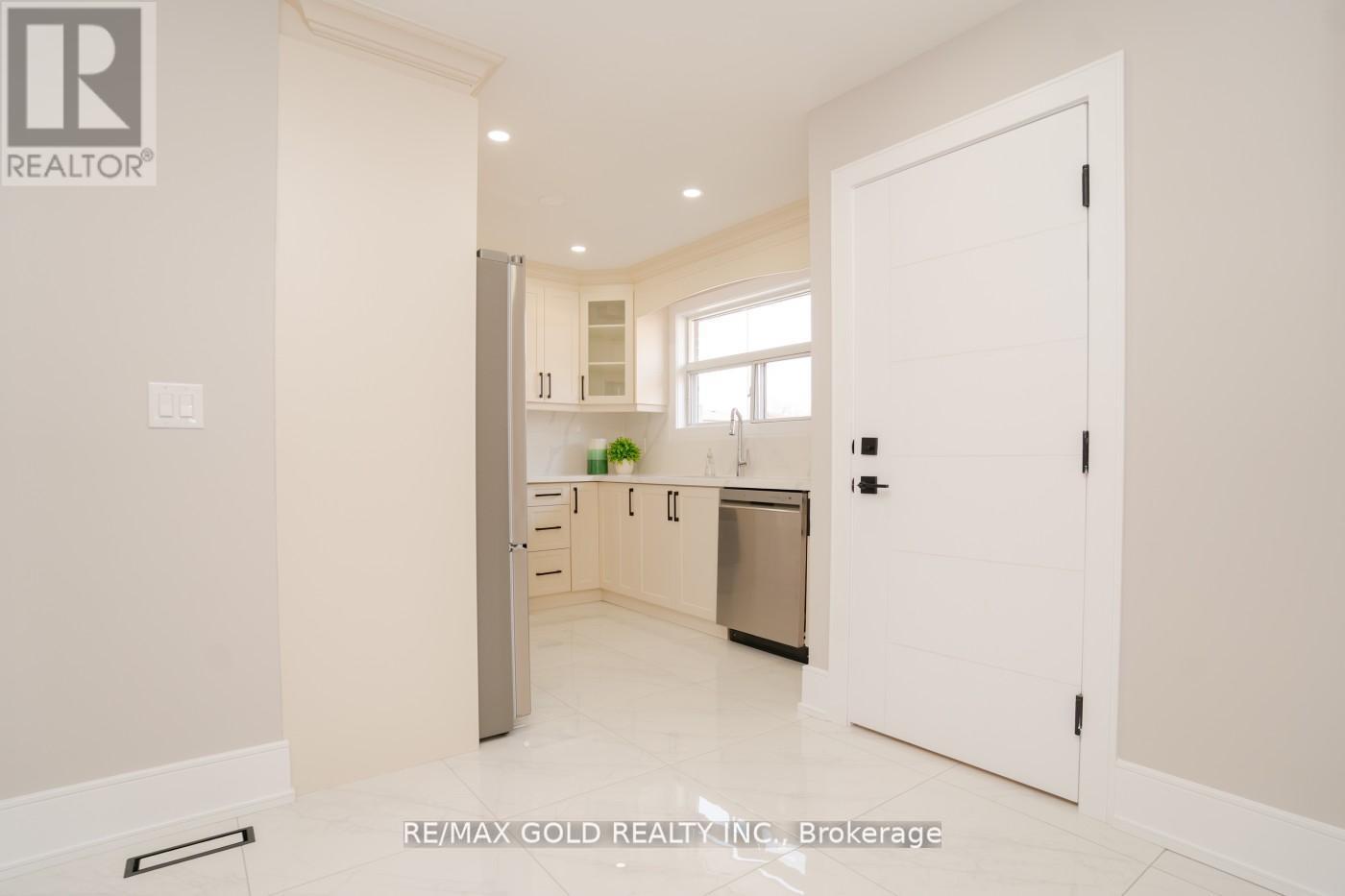 41 Danesbury Crescent, Brampton, Ontario  L6T 1T2 - Photo 12 - W12462426