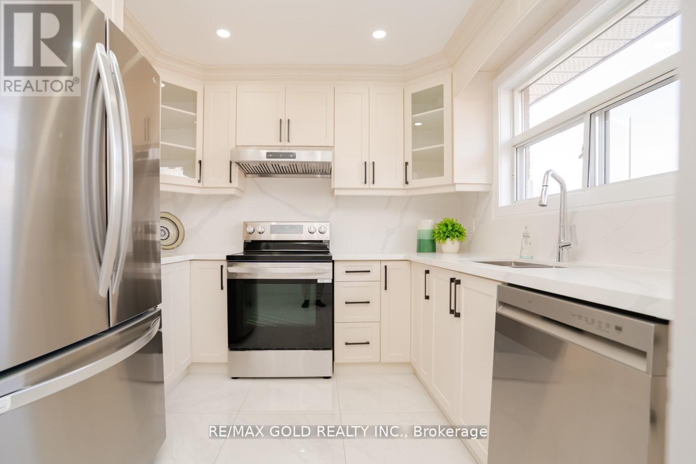 41 Danesbury Crescent, Brampton, Ontario  L6T 1T2 - Photo 13 - W12462426