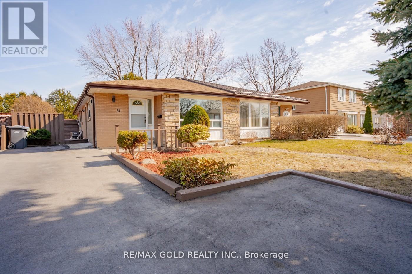 41 Danesbury Crescent, Brampton, Ontario  L6T 1T2 - Photo 2 - W12462426