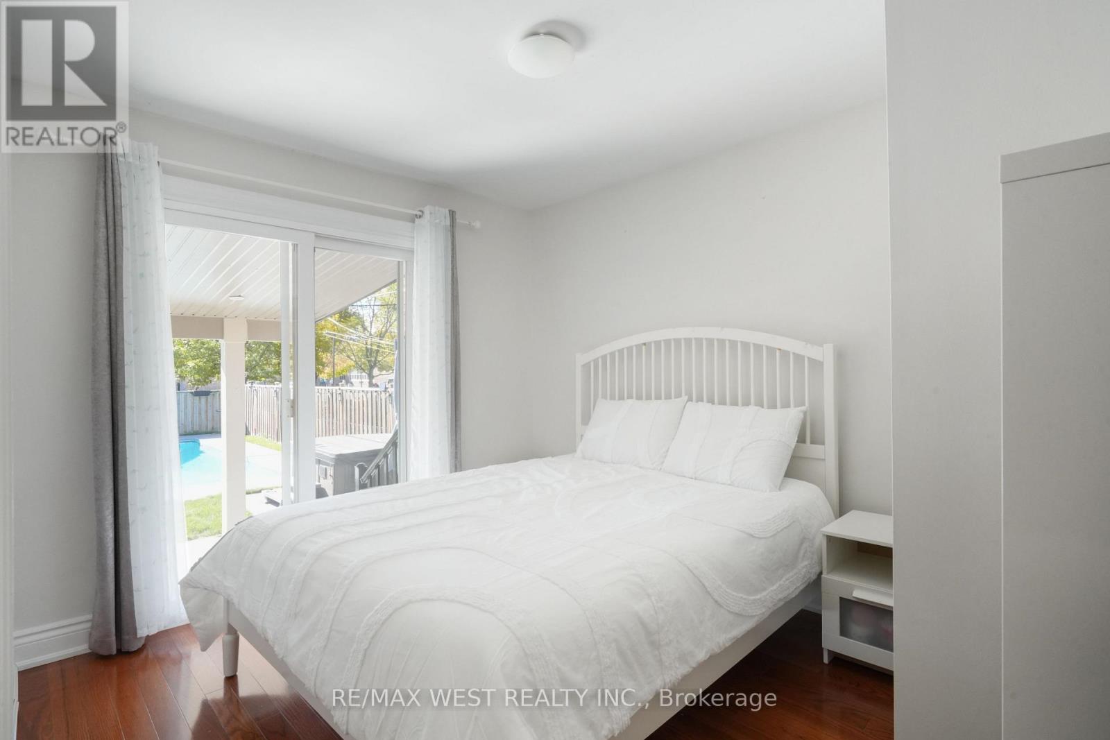25 Silvercrest Avenue, Toronto, Ontario  M8W 2S3 - Photo 10 - W12462471