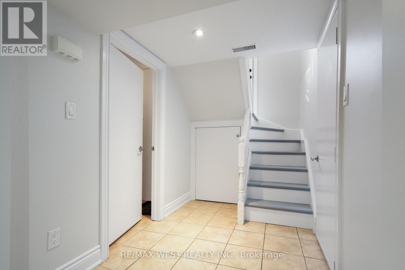 25 Silvercrest Avenue, Toronto, Ontario  M8W 2S3 - Photo 16 - W12462471