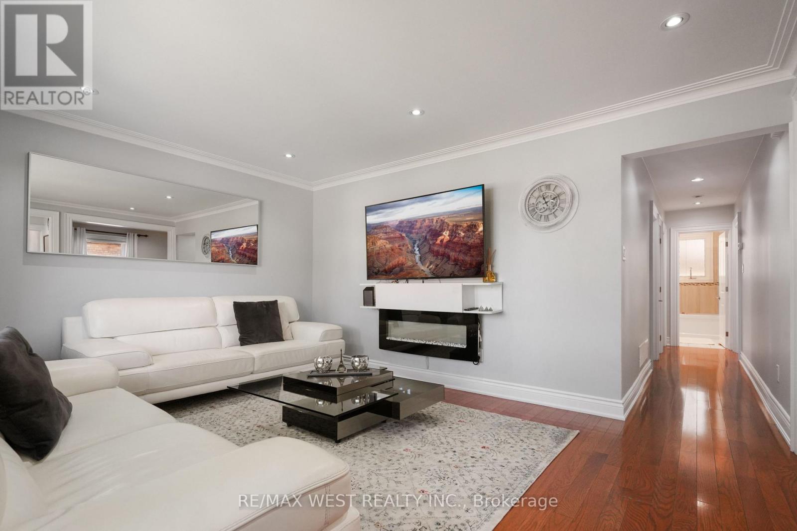25 Silvercrest Avenue, Toronto, Ontario  M8W 2S3 - Photo 3 - W12462471