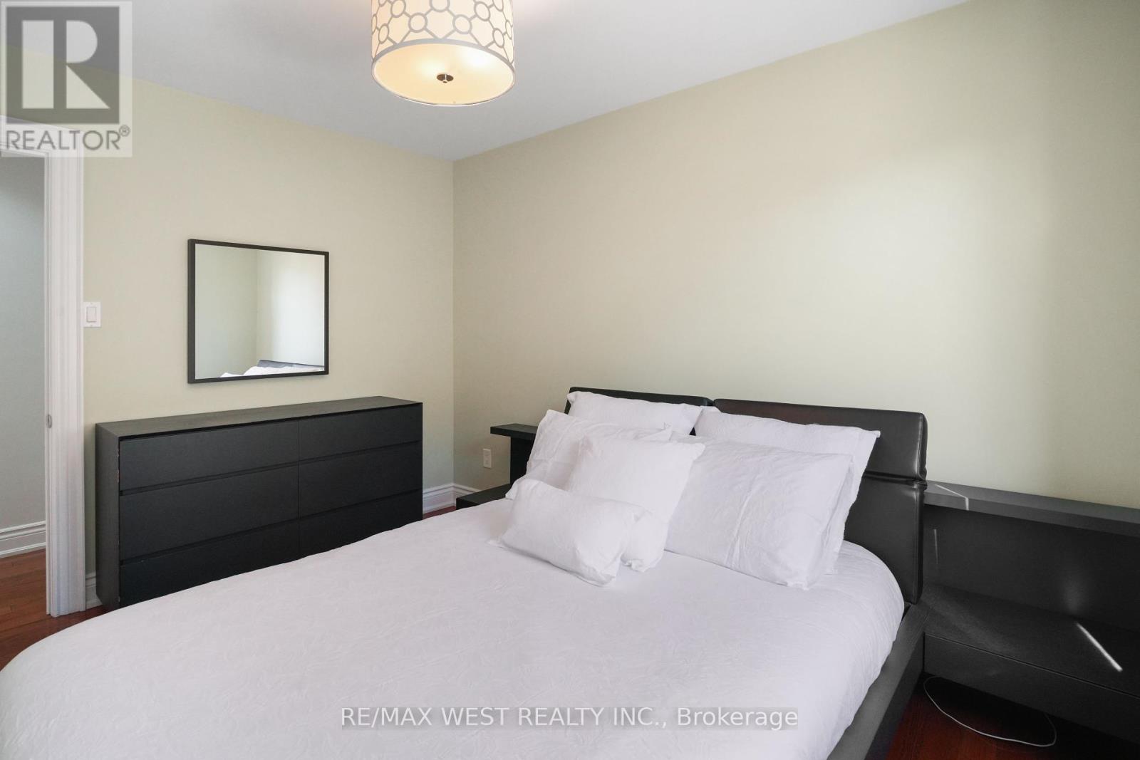 25 Silvercrest Avenue, Toronto, Ontario  M8W 2S3 - Photo 8 - W12462471