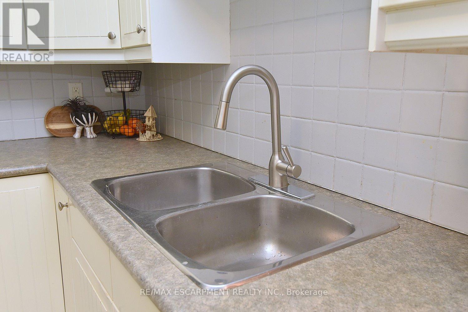 1501 Ester Drive, Burlington, Ontario  L7P 1L5 - Photo 14 - W12462488