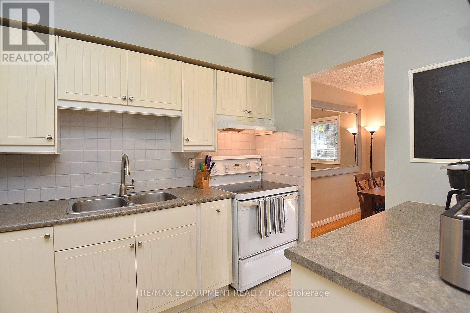 1501 Ester Drive, Burlington, Ontario  L7P 1L5 - Photo 16 - W12462488