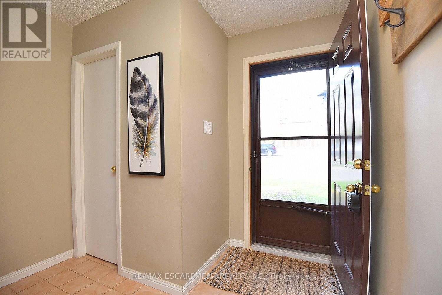 1501 Ester Drive, Burlington, Ontario  L7P 1L5 - Photo 3 - W12462488