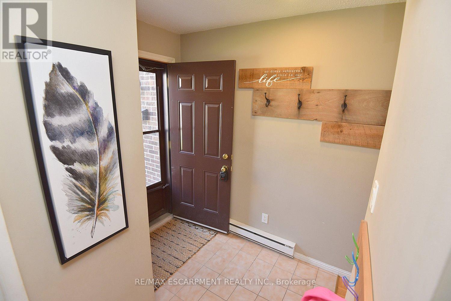 1501 Ester Drive, Burlington, Ontario  L7P 1L5 - Photo 4 - W12462488
