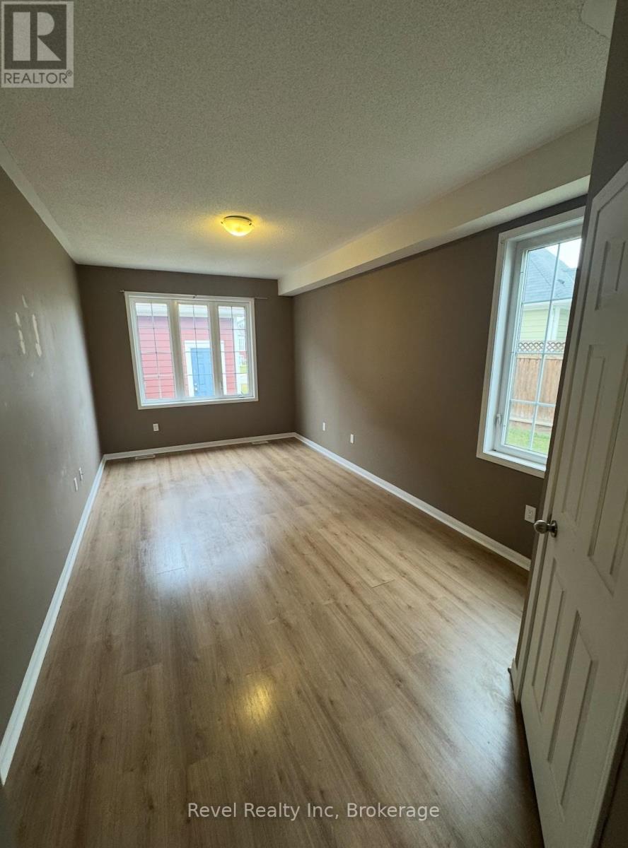 29 - 21 Village Gate Drive, Wasaga Beach, Ontario  L9Z 0G3 - Photo 6 - S12462638