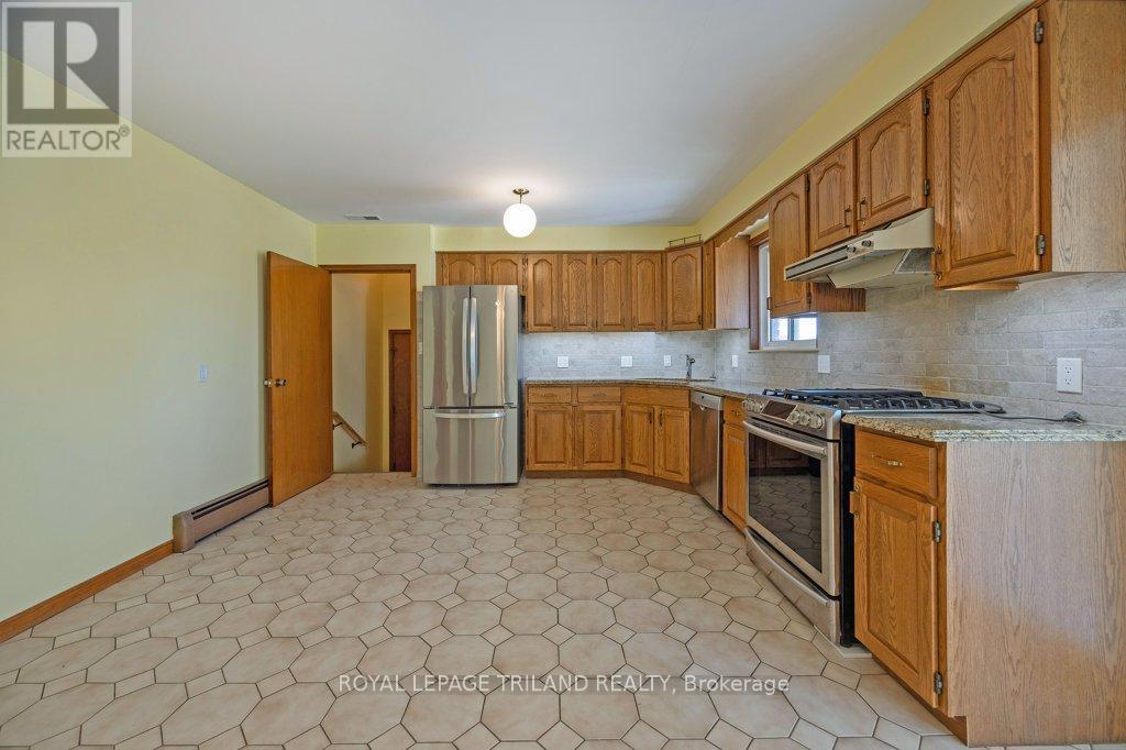 66 Park Avenue, St. Thomas, Ontario  N5R 4W1 - Photo 11 - X12462632