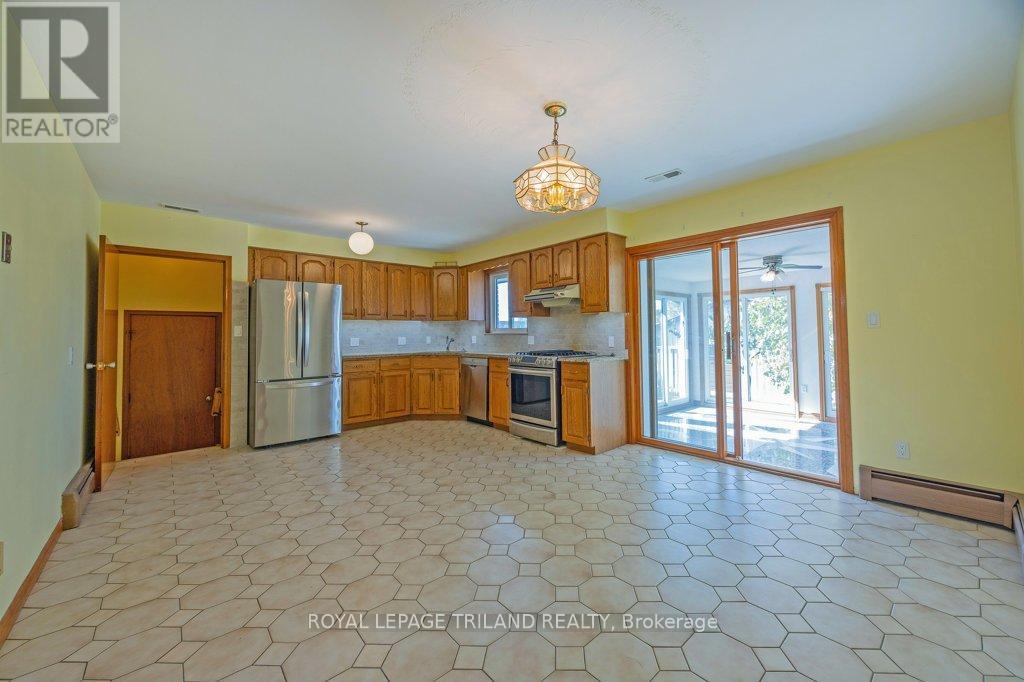 66 Park Avenue, St. Thomas, Ontario  N5R 4W1 - Photo 9 - X12462632