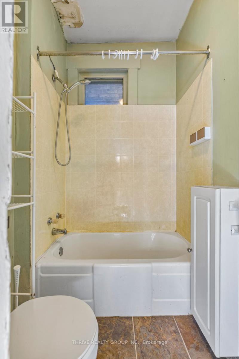 11 Forest Avenue, St. Thomas, Ontario  N5R 2J1 - Photo 10 - X12462658