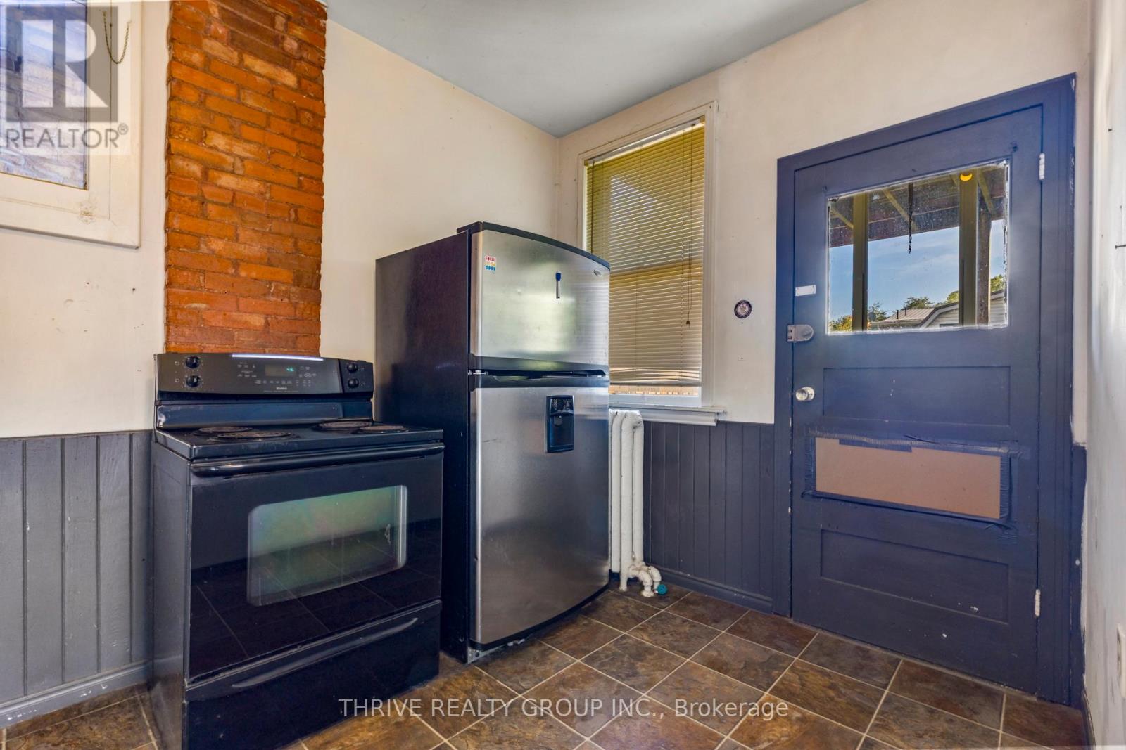 11 Forest Avenue, St. Thomas, Ontario  N5R 2J1 - Photo 13 - X12462658