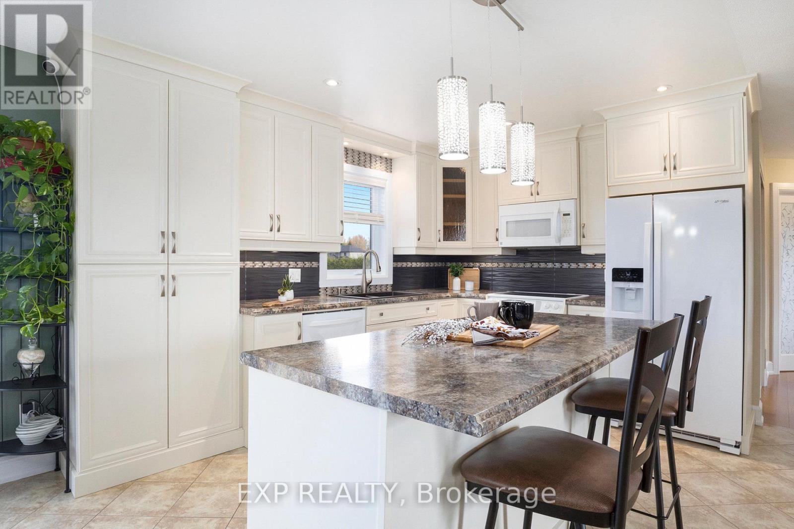 2003 Farisita Drive, Ottawa, Ontario  K0A 3H0 - Photo 10 - X12462674