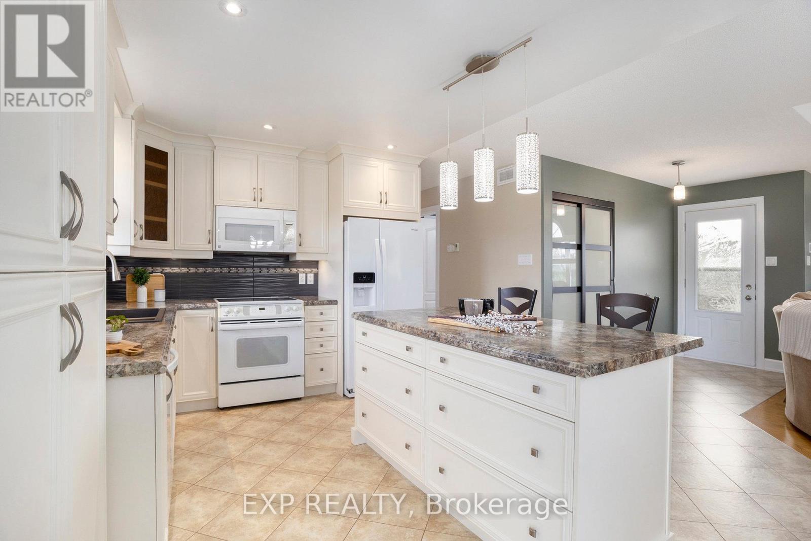 2003 Farisita Drive, Ottawa, Ontario  K0A 3H0 - Photo 12 - X12462674