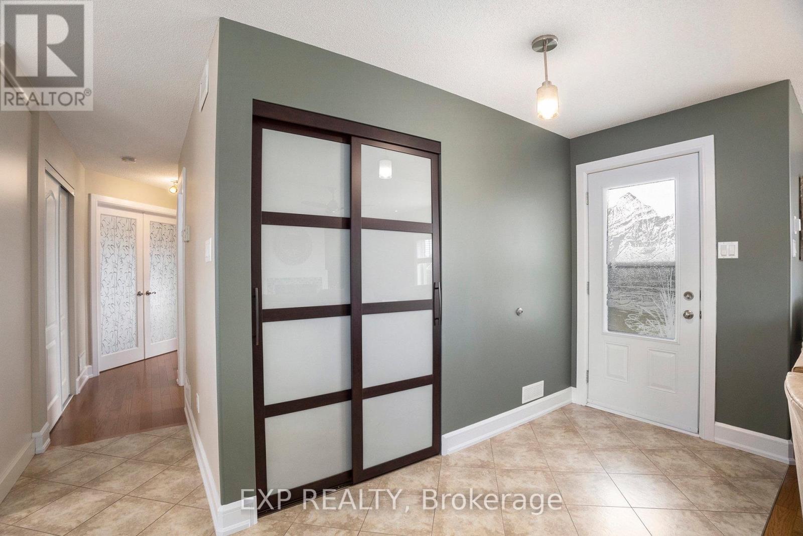 2003 Farisita Drive, Ottawa, Ontario  K0A 3H0 - Photo 2 - X12462674