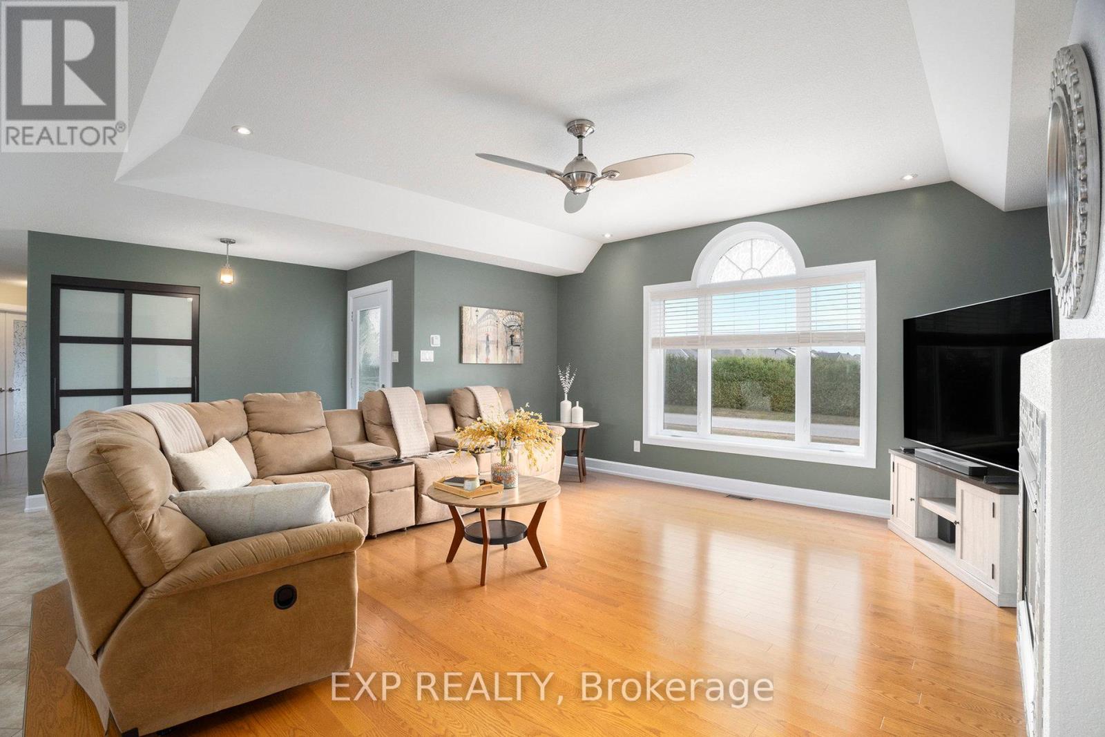 2003 Farisita Drive, Ottawa, Ontario  K0A 3H0 - Photo 3 - X12462674