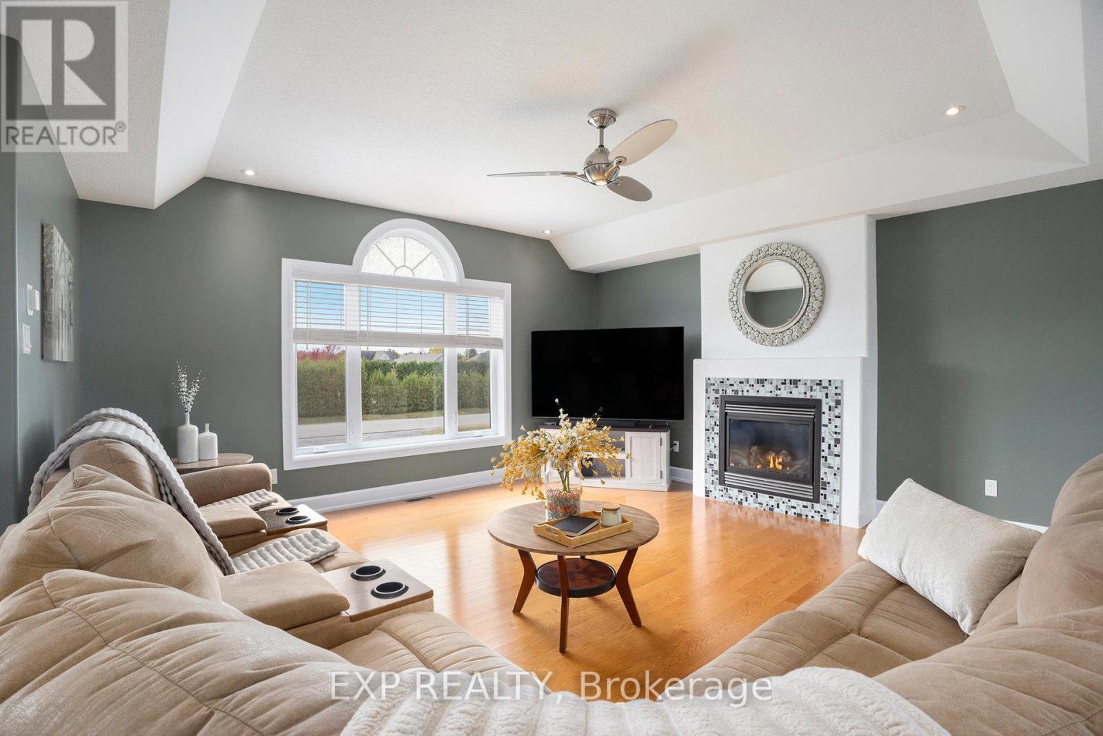 2003 Farisita Drive, Ottawa, Ontario  K0A 3H0 - Photo 4 - X12462674