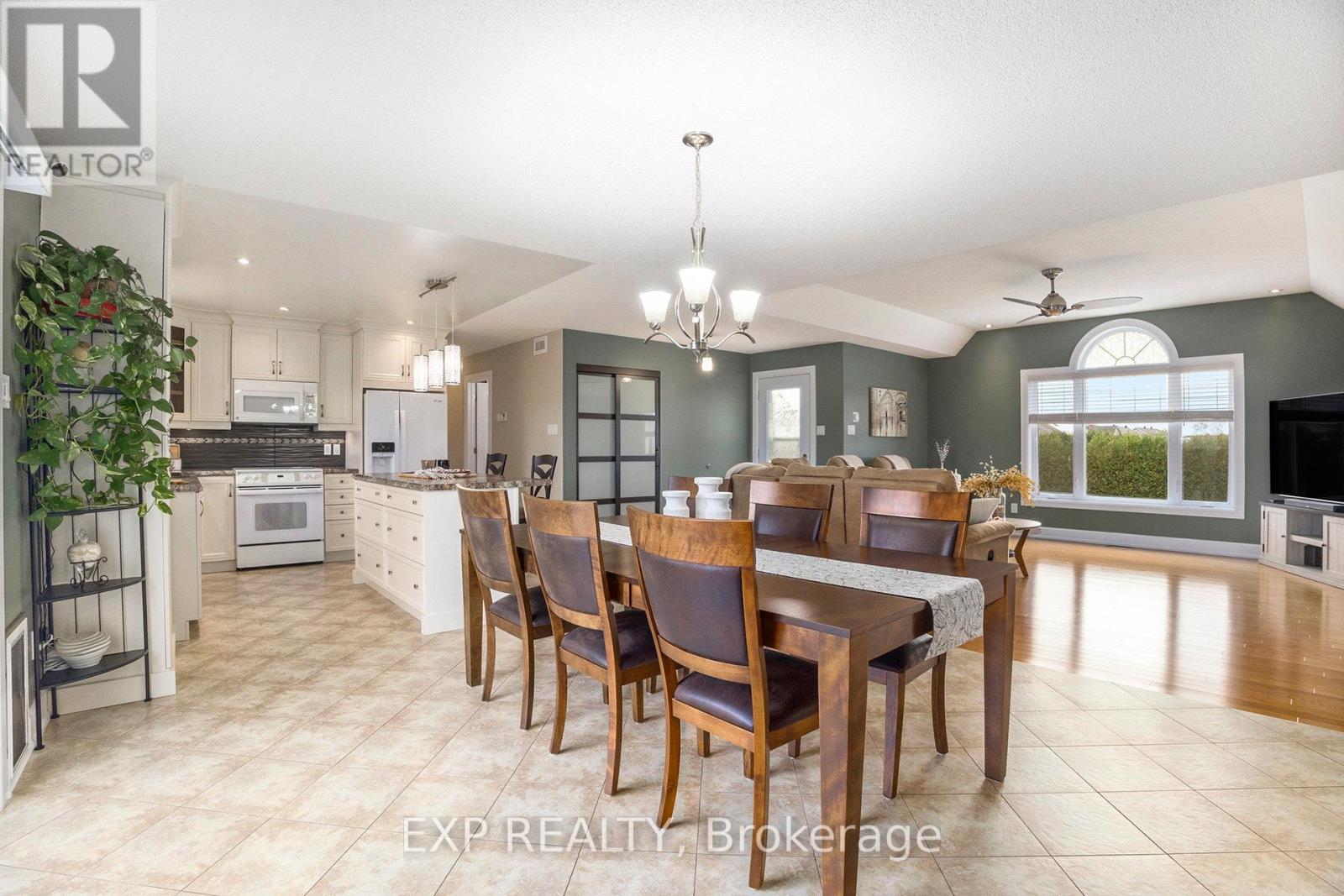 2003 Farisita Drive, Ottawa, Ontario  K0A 3H0 - Photo 8 - X12462674