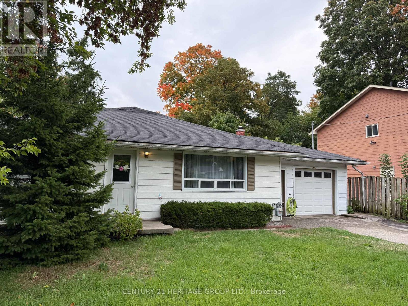 2047 Inglewood Drive, Innisfil, Ontario  L9S 1Z1 - Photo 2 - N12297648