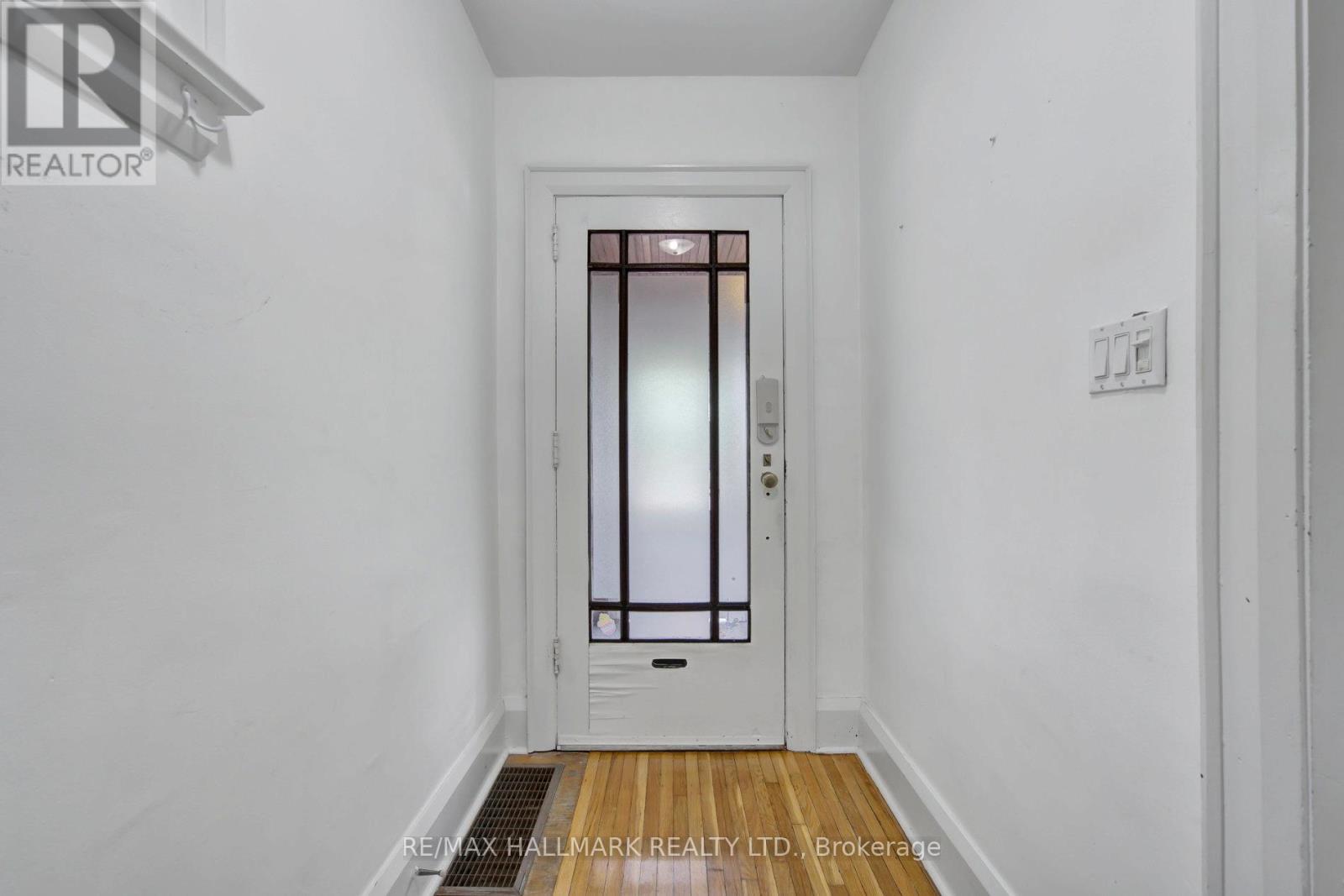 9 Costain Avenue, Toronto, Ontario  M4E 2G7 - Photo 4 - E12462492