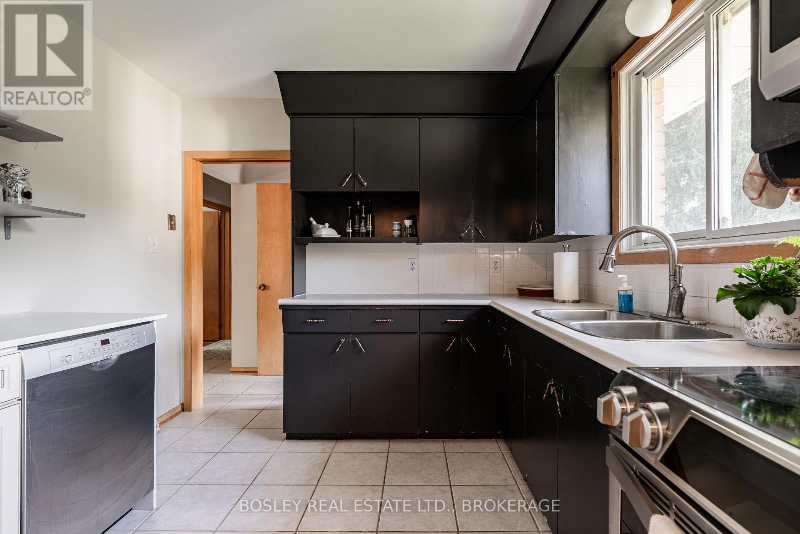 60 Royal Manor Drive, St. Catharines, Ontario  L2M 4L6 - Photo 10 - X12462741