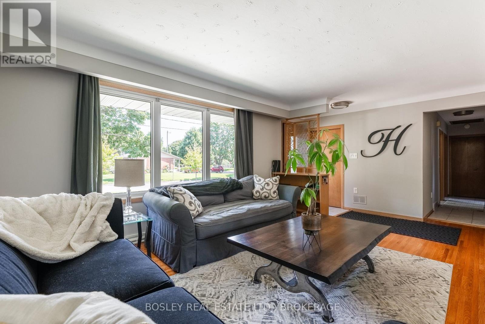 60 Royal Manor Drive, St. Catharines, Ontario  L2M 4L6 - Photo 2 - X12462741