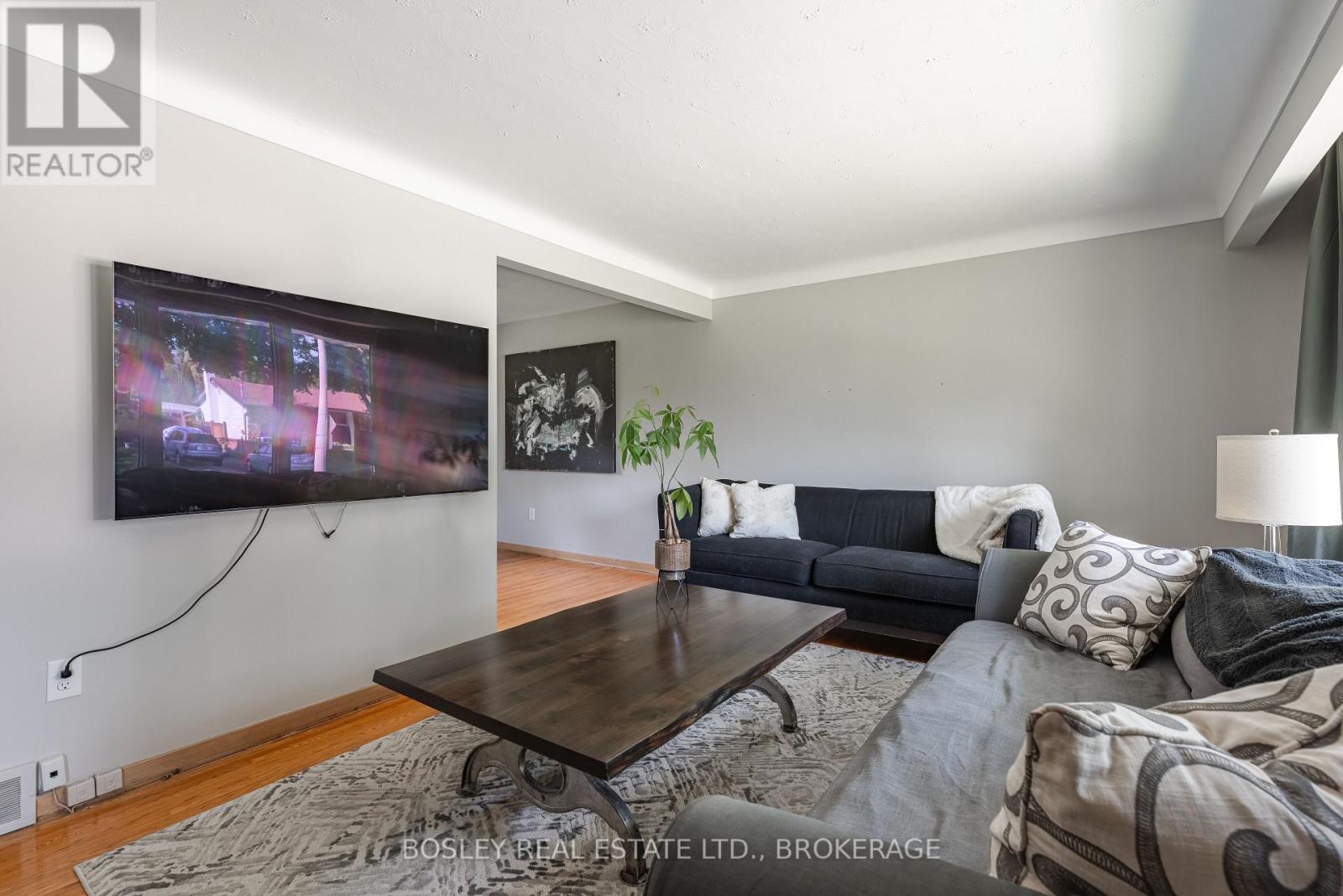 60 Royal Manor Drive, St. Catharines, Ontario  L2M 4L6 - Photo 4 - X12462741