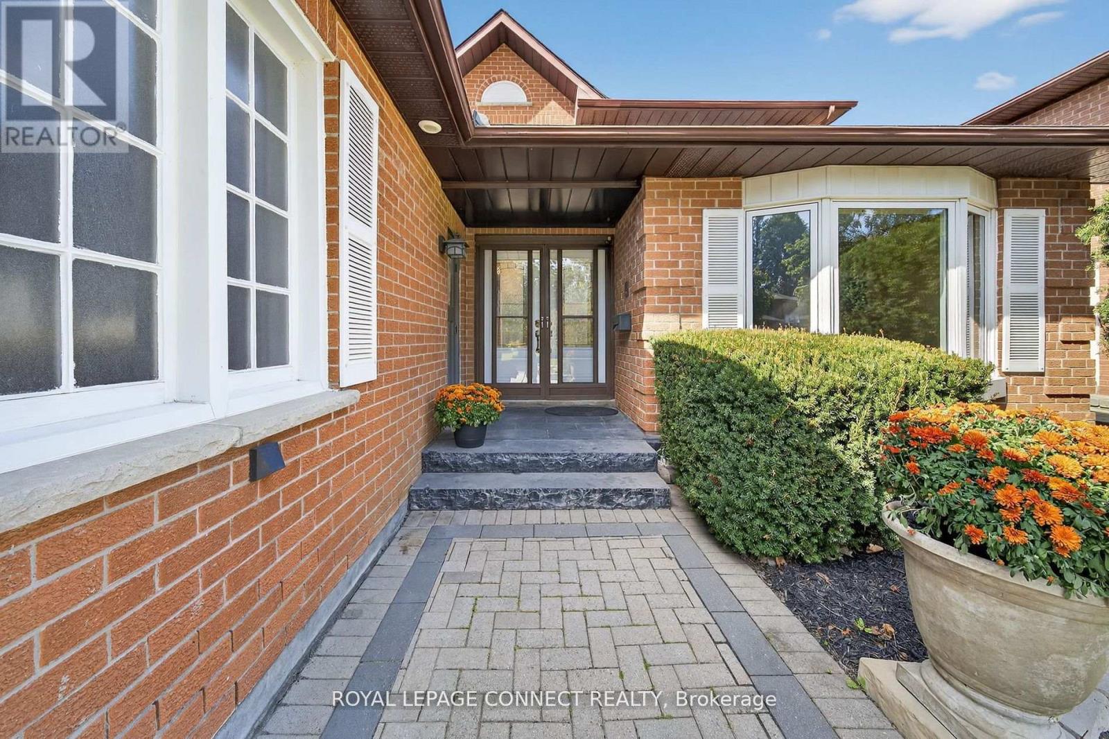 90 Golf Links Drive, Aurora, Ontario  L4G 3V3 - Photo 2 - N12462495