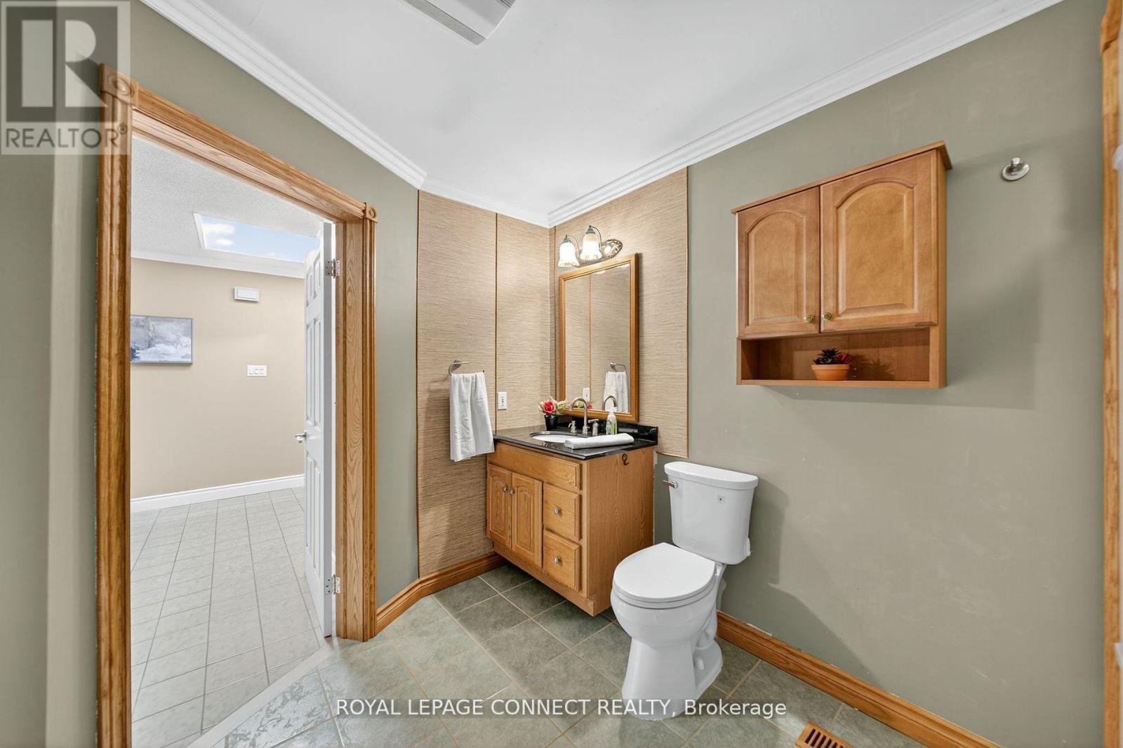 90 Golf Links Drive, Aurora, Ontario  L4G 3V3 - Photo 20 - N12462495