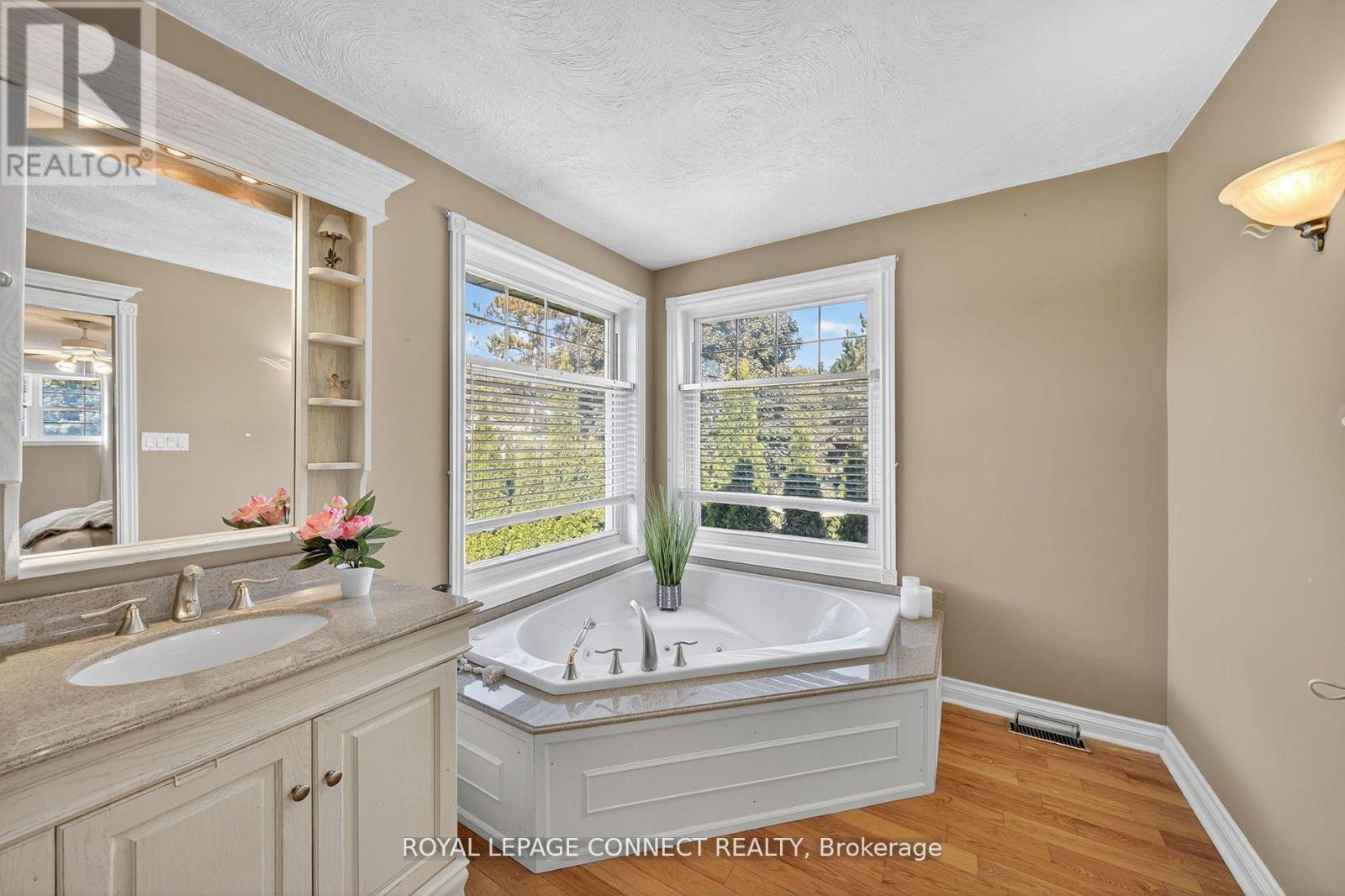 90 Golf Links Drive, Aurora, Ontario  L4G 3V3 - Photo 24 - N12462495