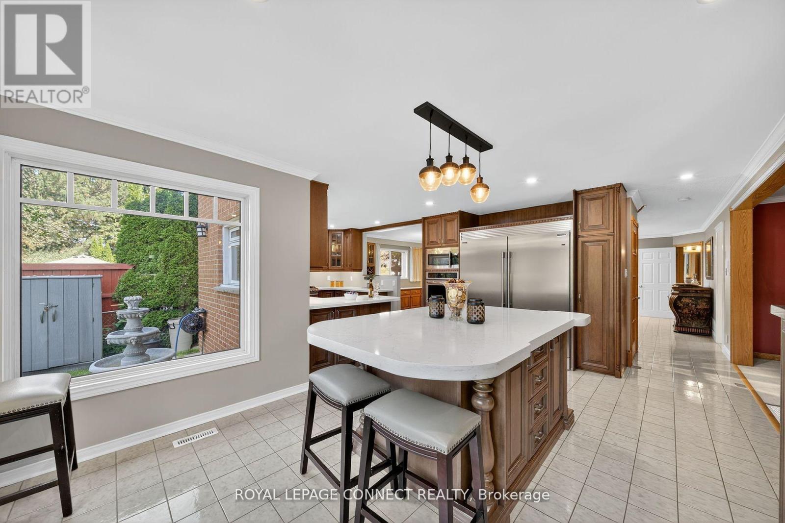 90 Golf Links Drive, Aurora, Ontario  L4G 3V3 - Photo 5 - N12462495