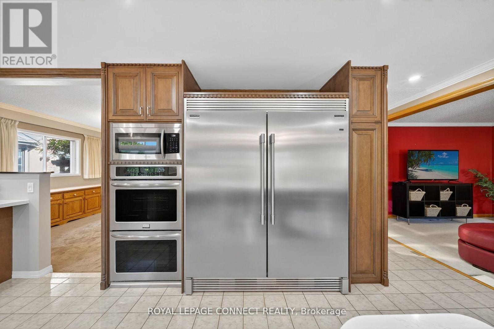 90 Golf Links Drive, Aurora, Ontario  L4G 3V3 - Photo 7 - N12462495