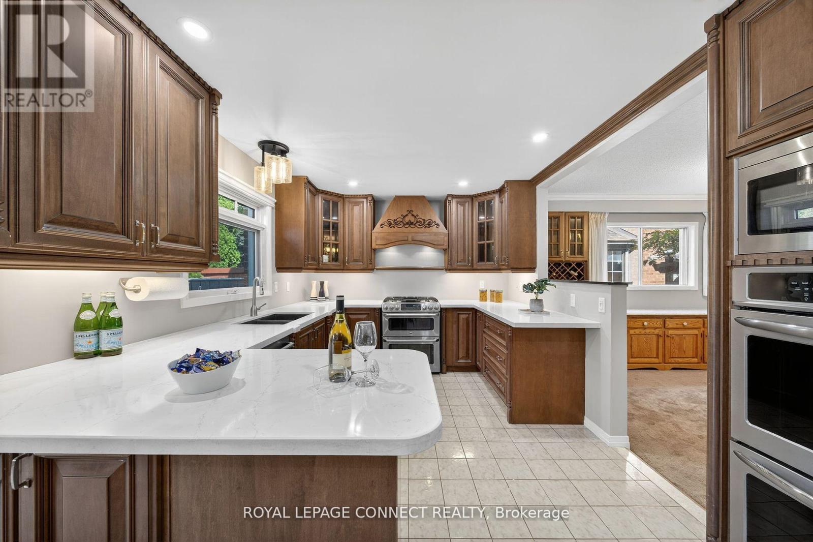 90 Golf Links Drive, Aurora, Ontario  L4G 3V3 - Photo 9 - N12462495