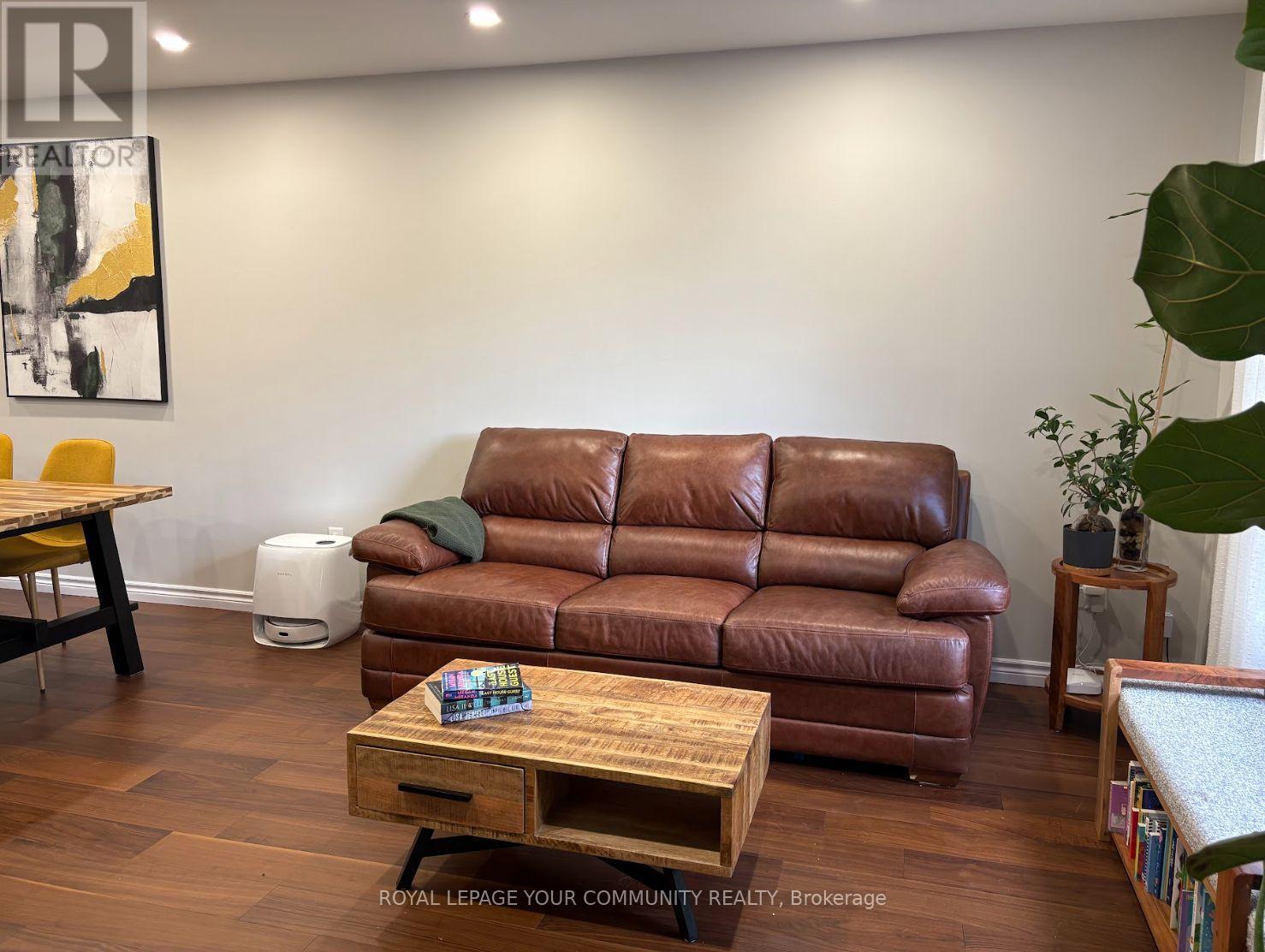 370 Erin Trail, Newmarket, Ontario  L3Y 6K1 - Photo 4 - N12462514