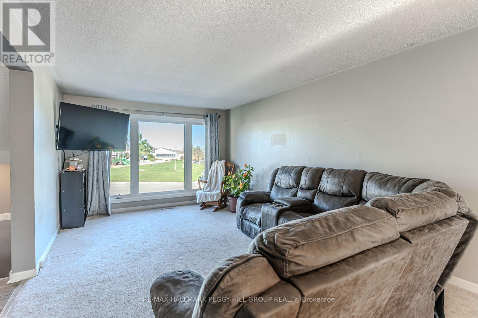 51 Robin Court, Barrie, Ontario  L4M 5L9 - Photo 2 - S12462575