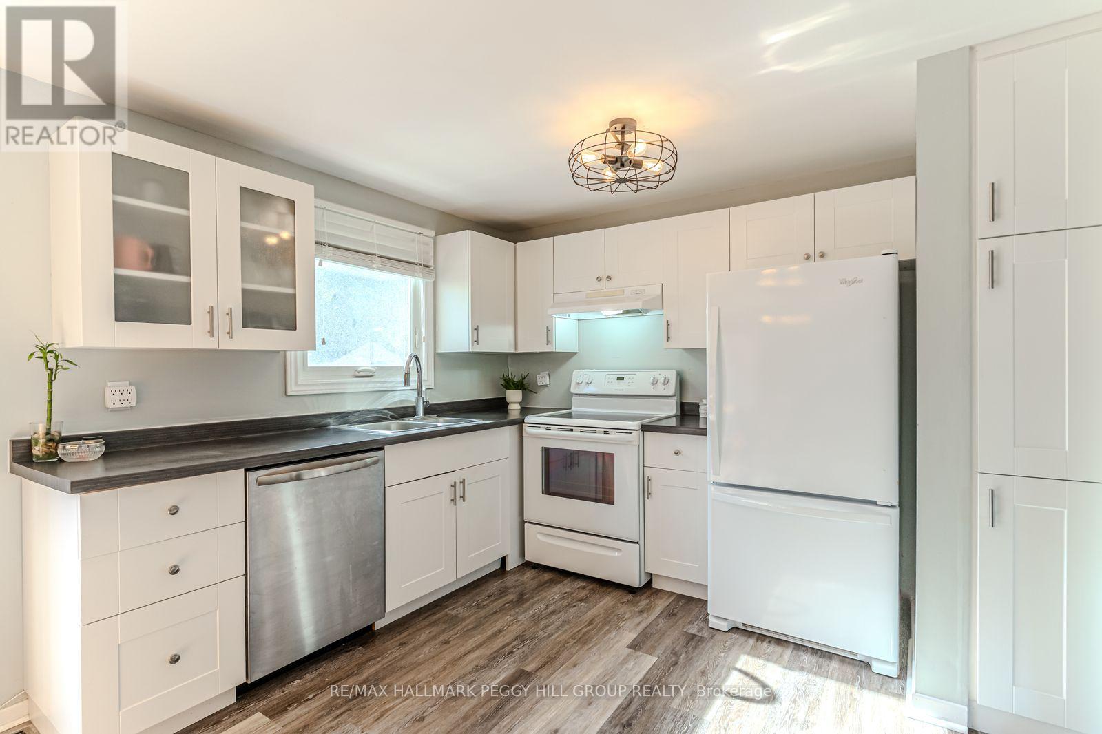 51 Robin Court, Barrie, Ontario  L4M 5L9 - Photo 4 - S12462575