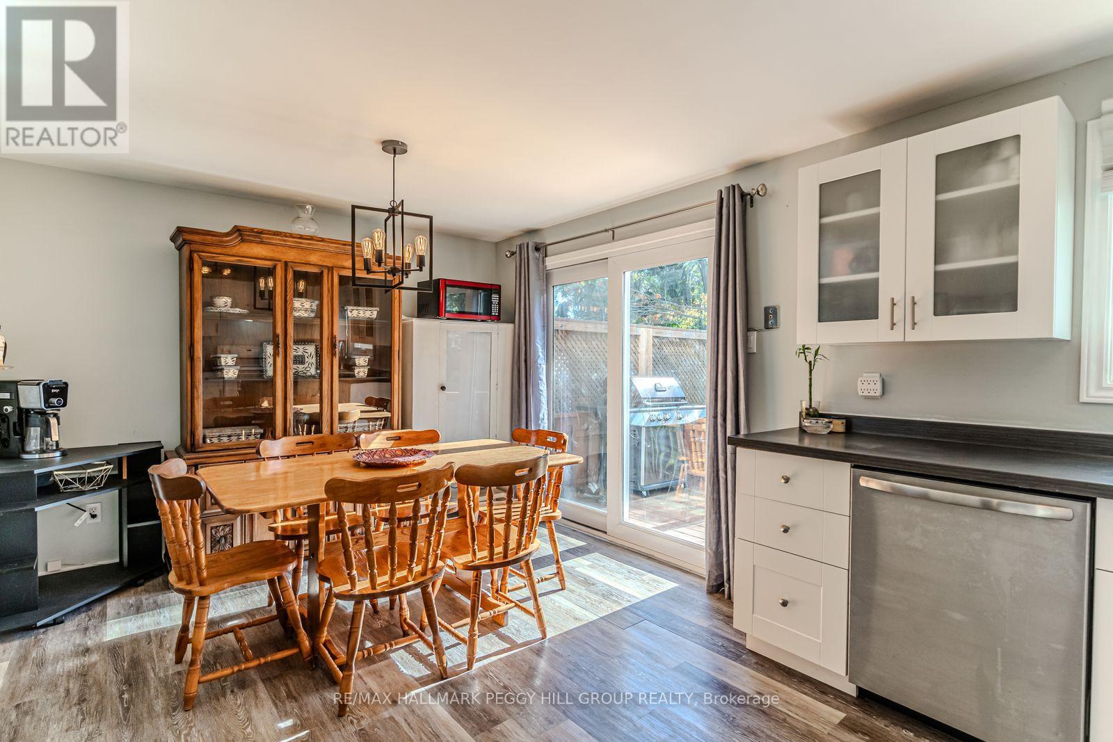 51 Robin Court, Barrie, Ontario  L4M 5L9 - Photo 5 - S12462575