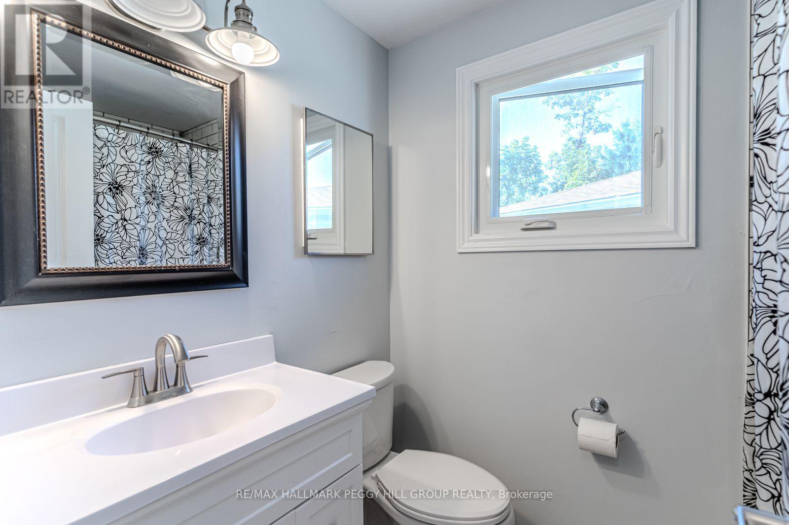 51 Robin Court, Barrie, Ontario  L4M 5L9 - Photo 9 - S12462575