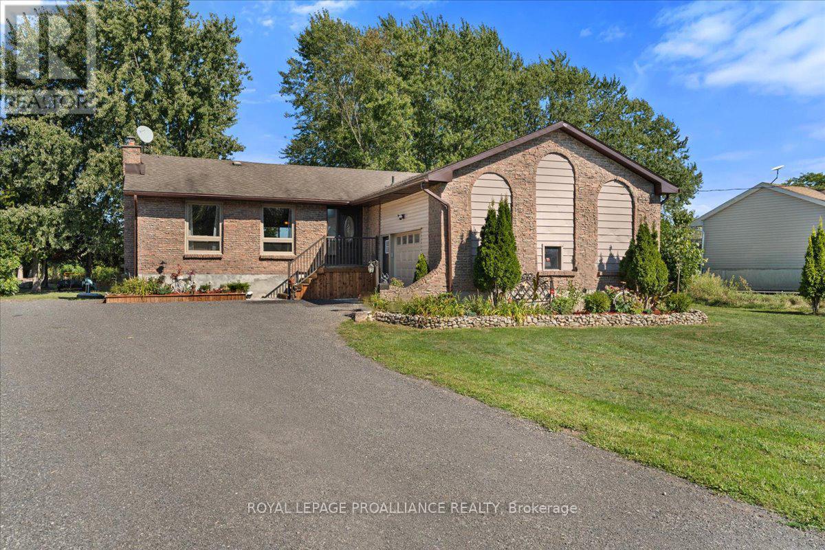 558 Aikins Road, Quinte West, Ontario  K8N 4Z2 - Photo 1 - X12462657