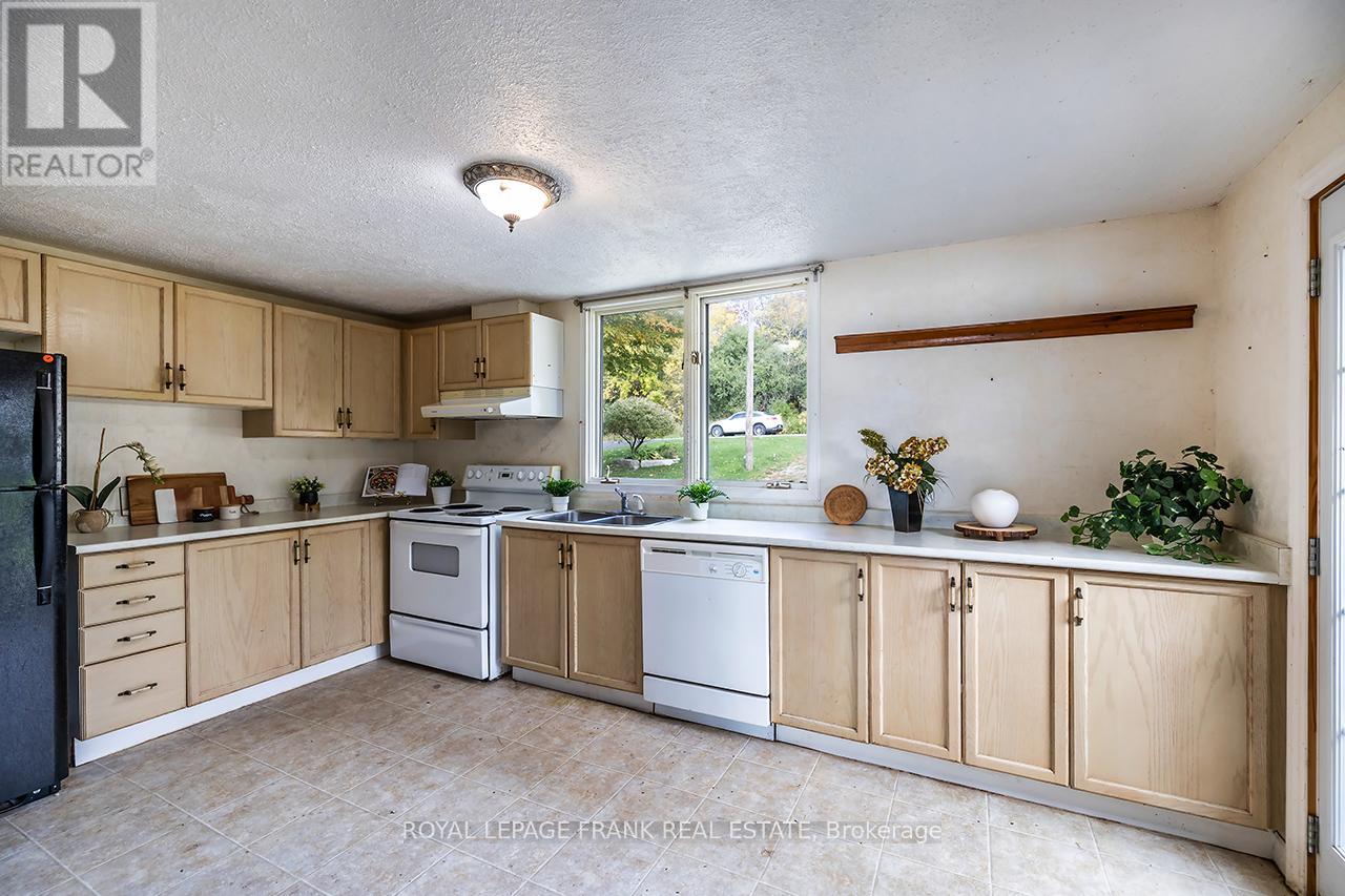 119 Oakdene Crescent, Kawartha Lakes, Ontario  K0M 2C0 - Photo 17 - X12462740