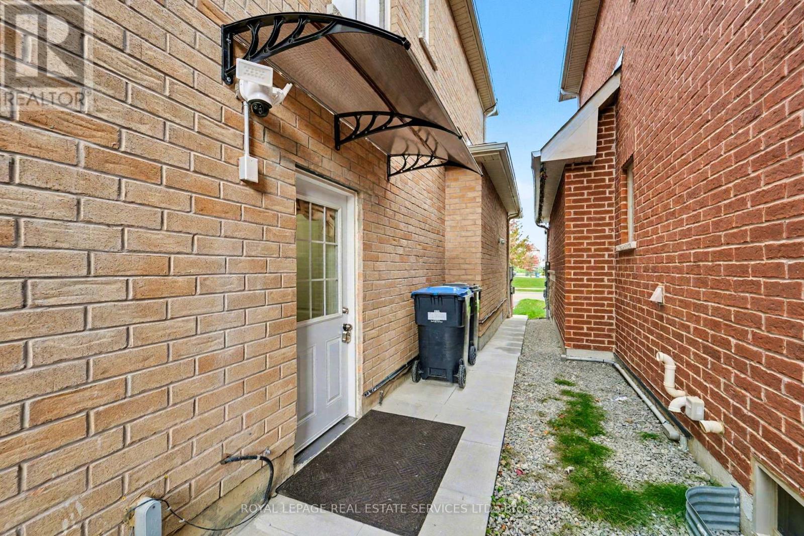 24 Pinedale Avenue, Caledon, Ontario  L7C 3Z5 - Photo 4 - W12462546