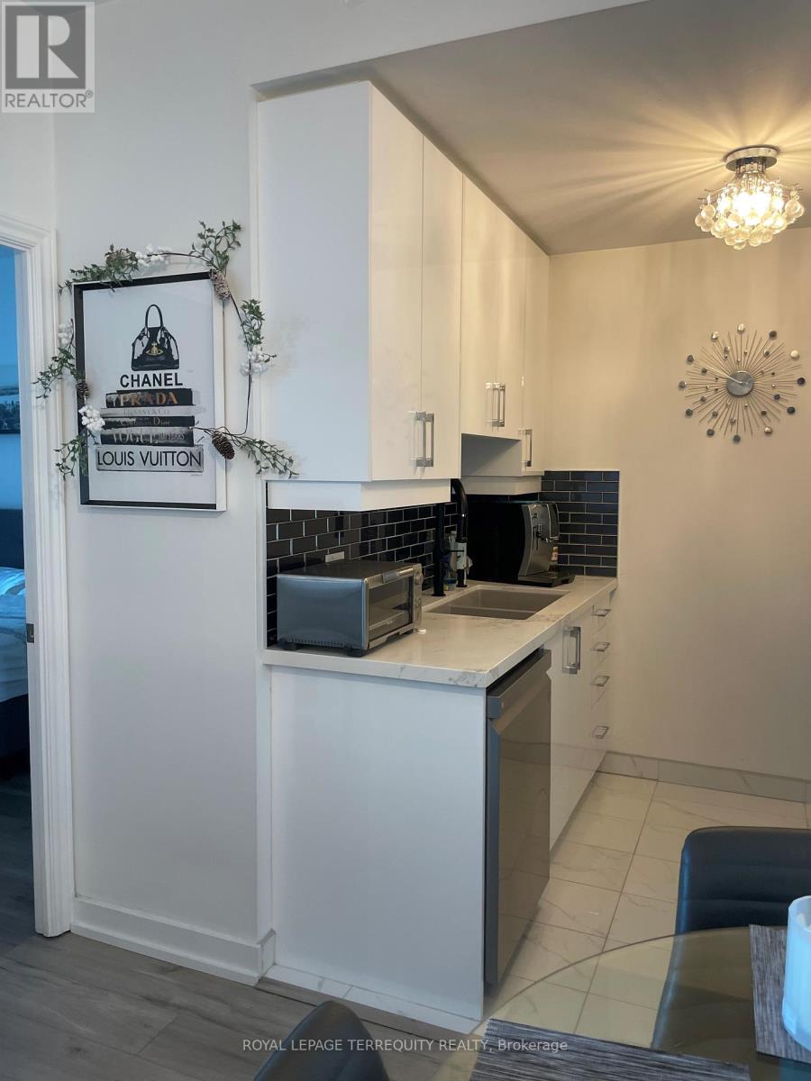 218 - 1135 Royal York Road, Toronto, Ontario  M9A 0C3 - Photo 5 - W12462552