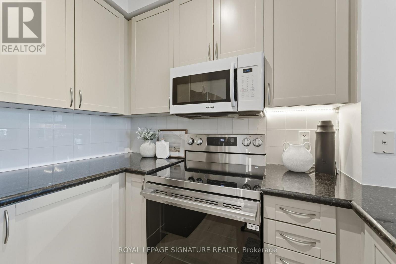 2702 - 220 Burnhamthorpe Road W, Mississauga, Ontario  L5B 4N4 - Photo 5 - W12462553