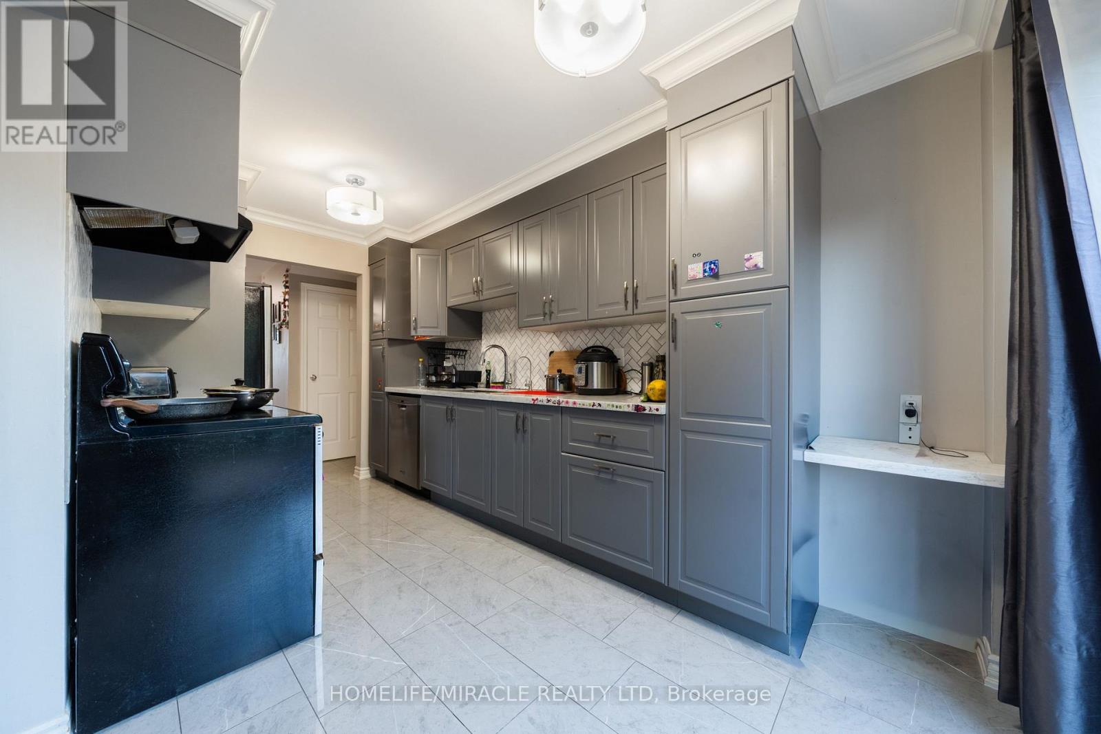613 Galloway Crescent, Mississauga, Ontario  L5C 3R7 - Photo 11 - W12462554