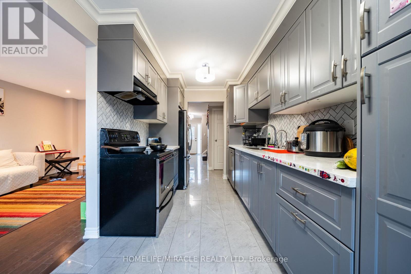613 Galloway Crescent, Mississauga, Ontario  L5C 3R7 - Photo 12 - W12462554
