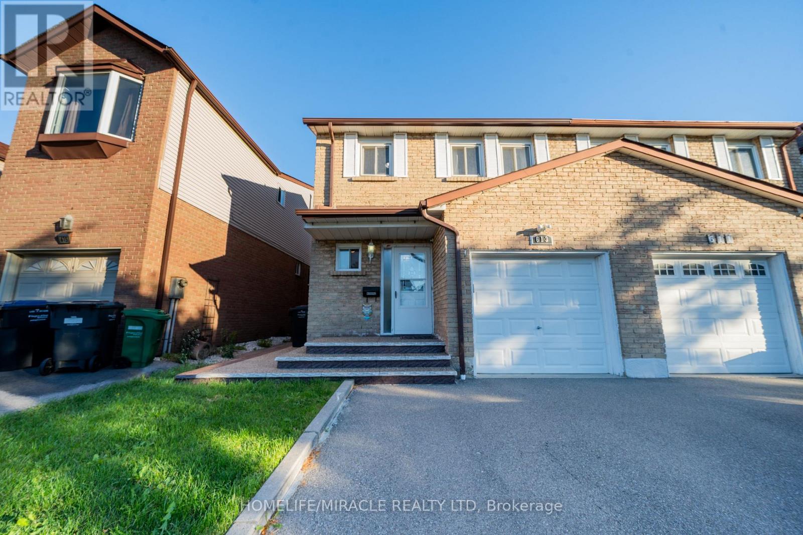 613 Galloway Crescent, Mississauga, Ontario  L5C 3R7 - Photo 2 - W12462554